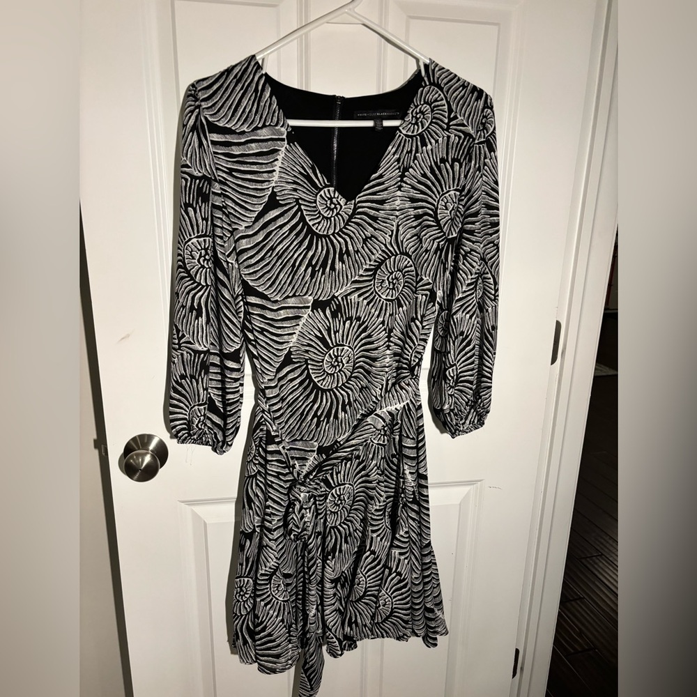 White House Black Market Black/White pattern dress, V Neck, Waist Tie. Size 12.